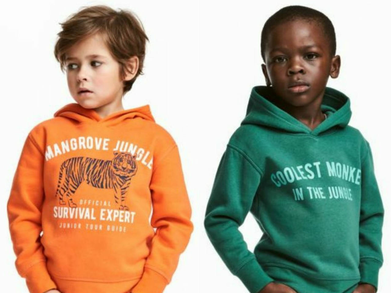 Casos de preconceito. Menino branco veste "sobrevivente especialista", enquanto o menino negro tem estampado em sua roupa a frase "o macaco mais legal da selva"
